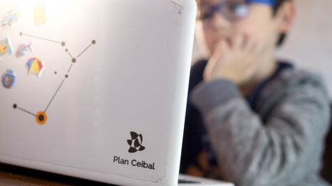 Estudiante con su computadora de Ceibal