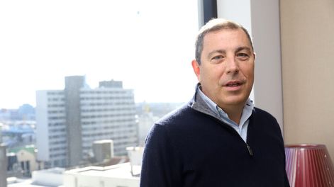 Gabriel Oddone y, a sus espaldas, el Banco Central