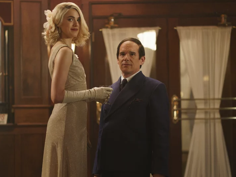 Ethan Hawke como Lorenz Hart y Margaret Qualley como Elizabeth Weiland en Blue Moon