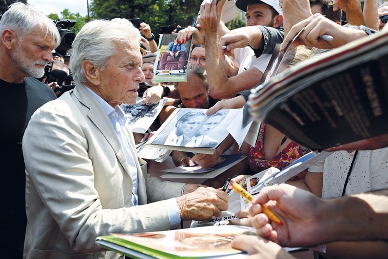 “No tengo intención de volver”, fueron las comprensibles, pero difíciles de oír, palabras que pronuncio Michael Douglas al ser reconocido por su contribución al desarrollo del cine