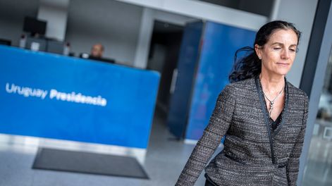 Arbeleche, siendo ministra, a la salida de la Torre Ejecutiva