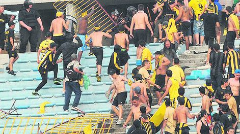 imagen de Una “banda de matones” con pujas de poder en “zona liberada” de	la Ámsterdam, que Peñarol puso en seguridad y se le fue de control