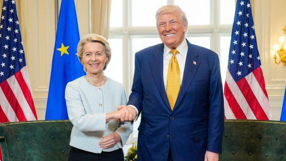 Ursula von der Leyen y Donald Trump tras alcanzar un acuerdo arancelario que fija un gravamen del 15% a productos europeos