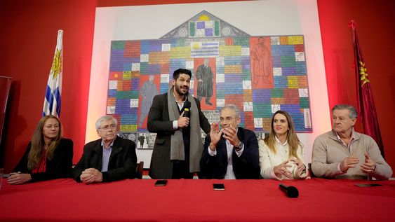 La fórmula Ojeda-Silva al centro, flanqueada por el resto de los exprecandidatos, el lunes 1º en la Casa del Partido Colorado La fórmula Ojeda-Silva al centro, flanqueada por el resto de los exprecandidatos, el lunes 1º en la Casa del Partido Colorado
