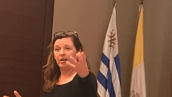 Ana Fostel en la Universidad Católica
