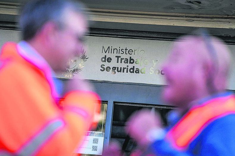 Desde el MTSS dicen que hay que “construir condiciones”para que se pueda discutir una reducción de las jornada. Foto: Javier Calvelo, adhocFOTOS