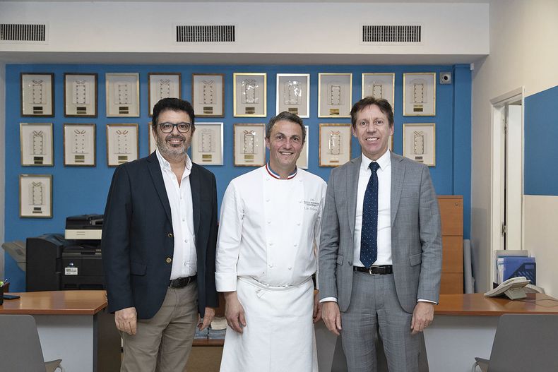 El director del Instituto Gato Dumas Pablo Montaldo, el director de la École Nationale Supérieure de Pâtisserie Luc Debove y el embajador de Francia Jean-Paul Seytre