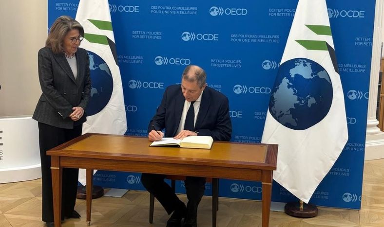 El ministro Oddone en su visita a la sede de la OCDE, en París, a fines del año pasado.