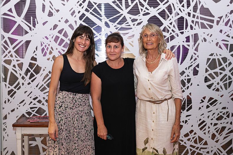 Actrices de la Comedia Nacional Florencia Zabaleta y Jimena Pérez con Tesa Cruzado