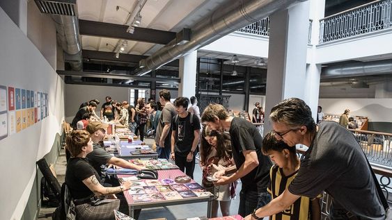 La jornada, coordinada por Montevideo Cómics, se propone como un espacio abierto, dinámico y colectivo para celebrar al cómic como lenguaje vivo, en constante expansión. La jornada, coordinada por Montevideo Cómics, se propone como un espacio abierto, dinámico y colectivo para celebrar al cómic como lenguaje vivo, en constante expansión.