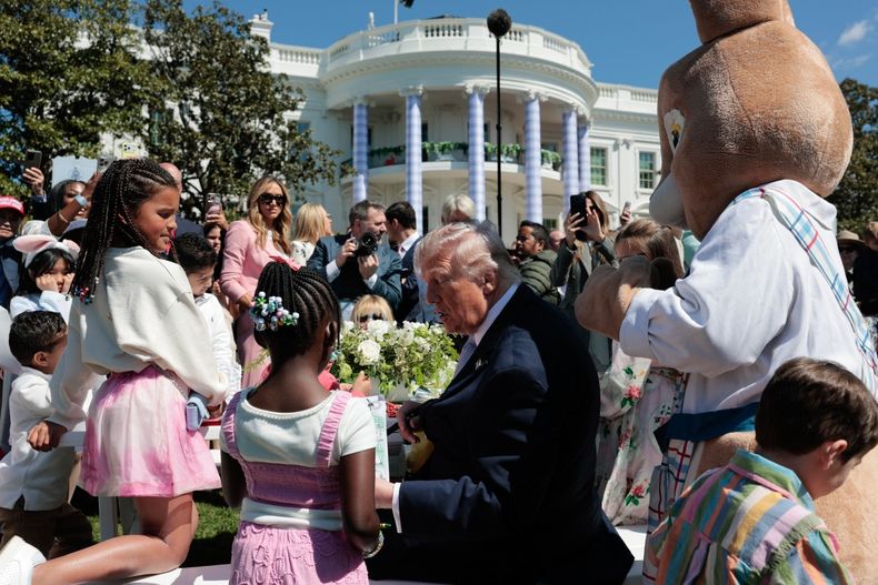 El presidente de Estados Unidos Donald Trump firmó autógrafos sobre los dibujos de los niños que asistieron junto con sus padres al lunes de Pascua en la Casa Blanca.