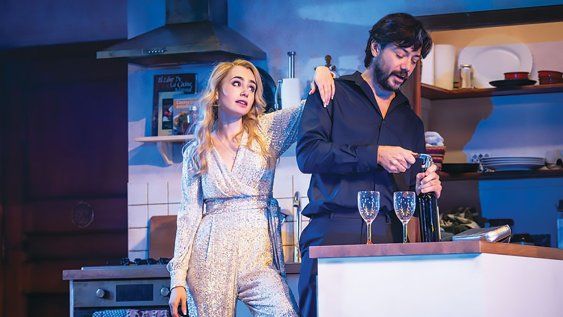 La obra Barcelona se estrenó en el Duke of York’s Theatre de Londres; es un thriller psicológico que narra el encuentro entre una atractiva turista estadounidense y un misterioso español La obra Barcelona se estrenó en el Duke of York’s Theatre de Londres; es un thriller psicológico que narra el encuentro entre una atractiva turista estadounidense y un misterioso español