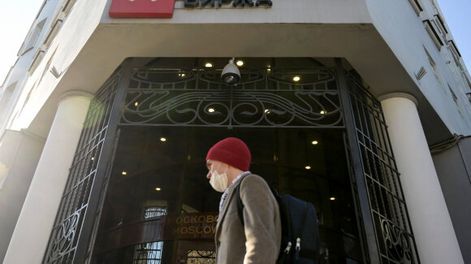 Una persona pasa frente al edificio del mercado de valores de Moscú. Foto: AFP
