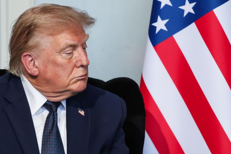 Donald Trump asiste a una reunión bilateral con el presidente francés Emmanuel Macron (no aparece en la imagen) en el marco de la cumbre del G7 en Evian-les-Bains, en el centro-este de Francia, el 15 de junio de 2026. La 52.ª Cumbre del G7 se celebra en Evian-les-Bains del 15 al 17 de junio de 2026. (Francia)