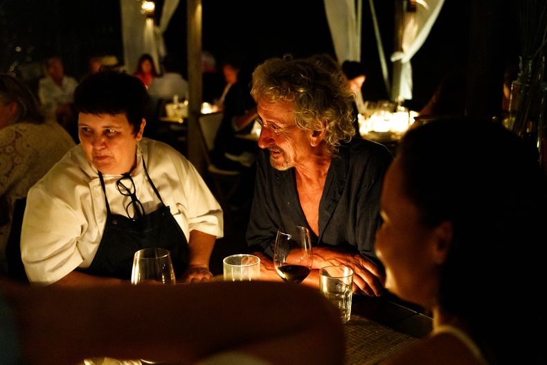 La chef Roberta Sudbrack junto a uno de los propietarios del Parador La Huella Guzmán Artagaveytia