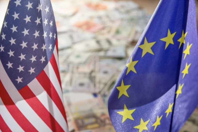 Banderas de Estados Unidos y la Unión Europea sobre dólares y euros.