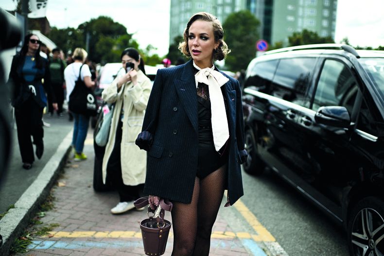Afuera de los desfiles también se marca tendencia: prueba de ello es esta invitada al desfile de Fendi