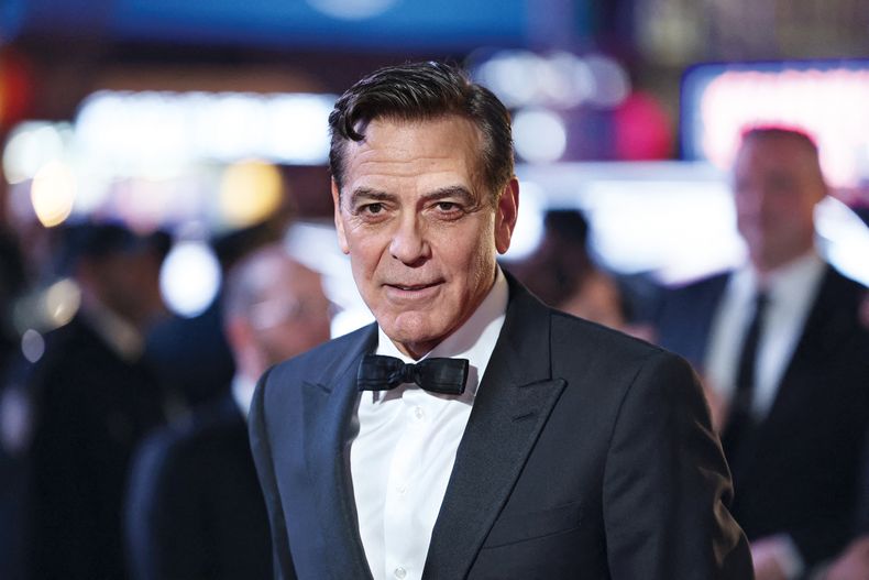 Para interpretar al periodista Edward R. Murrow, George Clooney debió sacrificar sus seductoras canas y teñirse de castaño oscuro