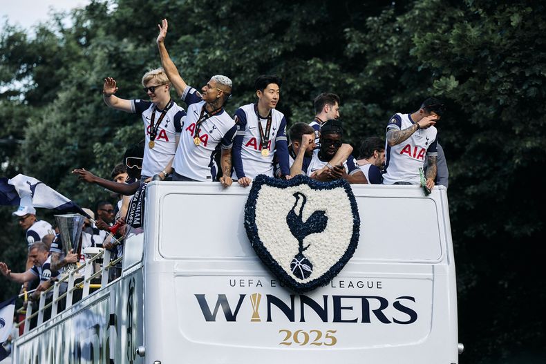 Festejos en Londres luego de la obtención de la Europa League