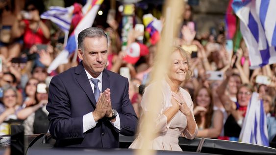 Yamandú Orsi y Carolina Cosse en la caravana de traspaso de mando Yamandú Orsi y Carolina Cosse en la caravana de traspaso de mando