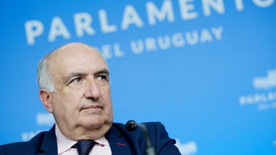 Guillermo Domenech durante una conferencia en el Parlamento. Foto: Javier Calvelo, adhocFOTOS Guillermo Domenech durante una conferencia en el Parlamento. Foto: Javier Calvelo, adhocFOTOS