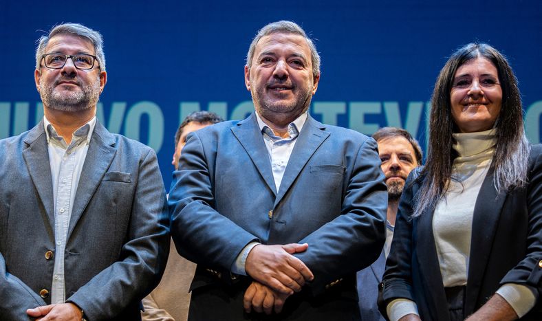 Justo Onandi, Mario Bergara y Viviana Repetto durante la presentación del gabinete de Montevideo