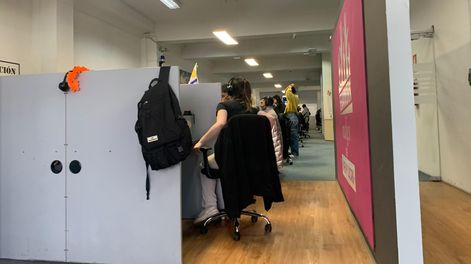 La música a todo volumen ambienta el espacio de trabajo de los brokers