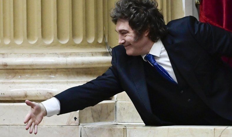 Javier Milei saluda en la Cámara de Diputados durante el informe de gestión del jefe de Gabinete, Manuel Adorni, el 29 de abril de 2026 en Buenos Aires.