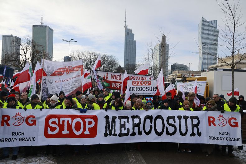 Agricultores polacos protestan contra el acuerdo UE-Mercosur en Varsovia, Polonia, el 9 de enero de 2026.&nbsp;