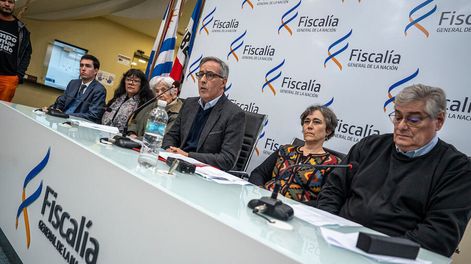 Graciela Montes de Oca, Alba González, Ricardo Perciballe, Alicia Lusiardo y Wilder Tyler durante le conferencia en Fiscalía Foto: Mauricio Zina / adhocFOTOS