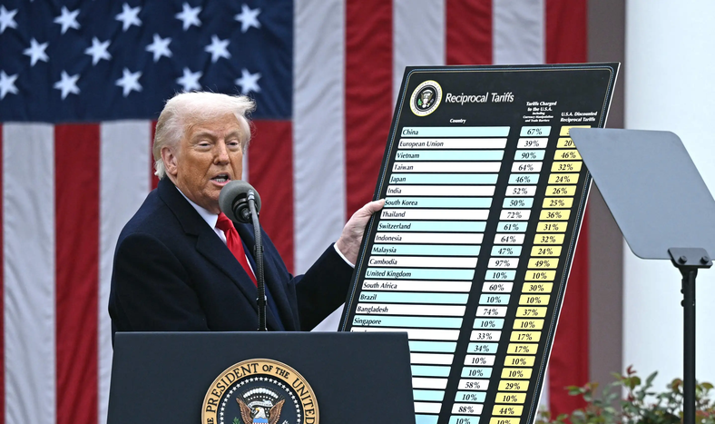 Donald Trump muestra en la Casa Blanca unas tablas con los nuevos aranceles que cobra Estados Unidos.