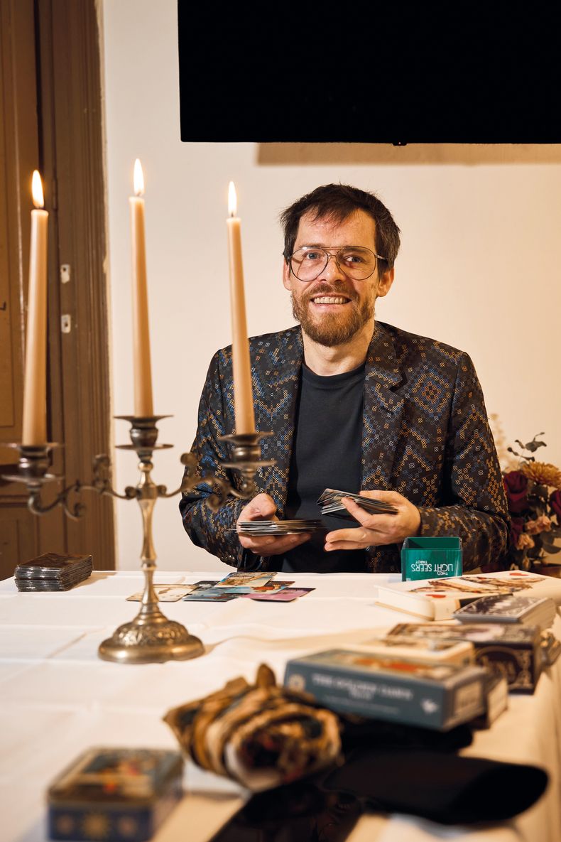 &ldquo;Cuando un escritor se enfrenta a la hoja en blanco las cartas pueden ser una buena manera de tener una lluvia de ideas&rdquo;, asegura el tarotista Guillermo Groba.