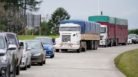 Vehículos esperando para pasar por la frontera con Argentina.