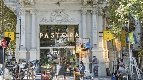 A finales de abril, Oriental Films aprovechó el frente de Casa Pastora, en bulevar España y Maldonado, para filmar parte de un comercial de Mercado Libre que se emitirá en el exterior