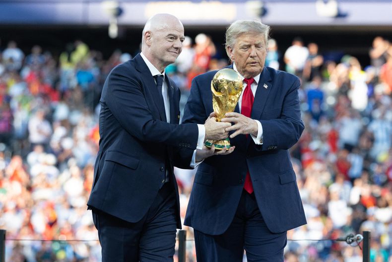 Gianni Infantino, presidente de la FIFA, y Donald Trump, presidente de Estados Unidos, sostienen el trofeo de la Copa Mundial de la FIFA durante la final del Mundial de la FIFA 2026 entre España y Argentina en el estadio New York/New Jersey en East Rutherford el 19 de julio de 2026.