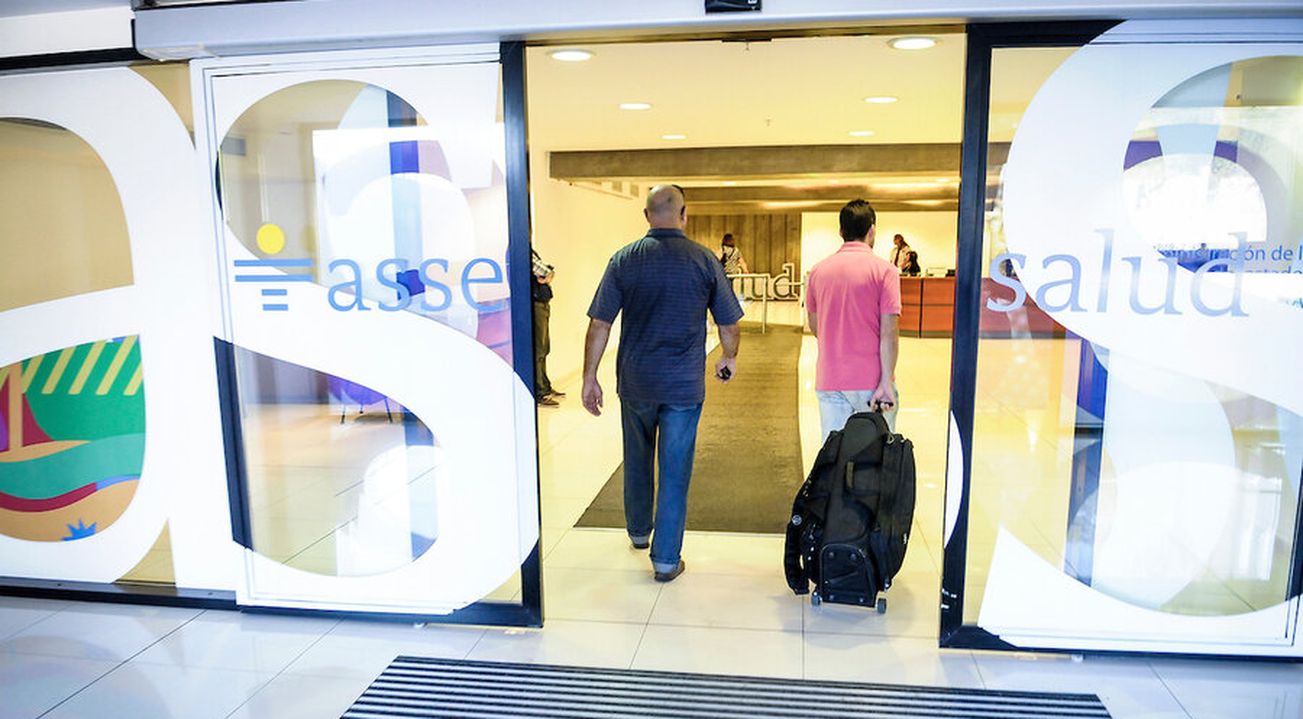 Entrada del edificio sede de ASSE. Foto: Javier Calvelo, adhocFOTOS