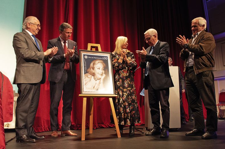 El ministro de Educación Pablo da Silveira, el presidente del Correo Uruguayo Rafael Navarrine y la vicepresidenta de la República Beatriz Argimón con Julio Silveira y Jorge Pozzi, del Correo Uruguayo