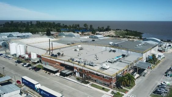 Vista aérea de la planta de PepsiCo en zona franca de Colonia