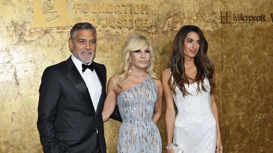 La libanesa-británica Amala Clooney, esposa de George y abogada internacional de derechos humanos, junto a la diseñadora de moda italiana Donatella Versace. Fotos: Angela We