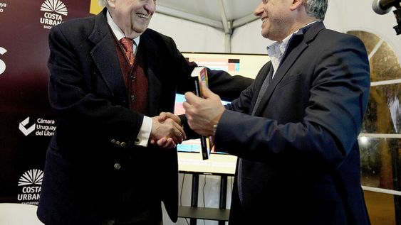 Julio María Sanguinetti y Yamandú Orsi en la feria del libro de Canelones. Foto: Javier Calvelo / adhocFOTOS Julio María Sanguinetti y Yamandú Orsi en la feria del libro de Canelones. Foto: Javier Calvelo / adhocFOTOS