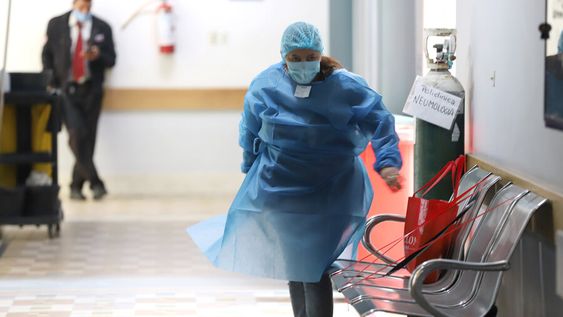 El centro de salud realiza una capacitación intensiva a 150 funcionarios para que apoyen en CTI. Foto: Nicolás Der Agopián / Búsqueda El centro de salud realiza una capacitación intensiva a 150 funcionarios para que apoyen en CTI. Foto: Nicolás Der Agopián / Búsqueda