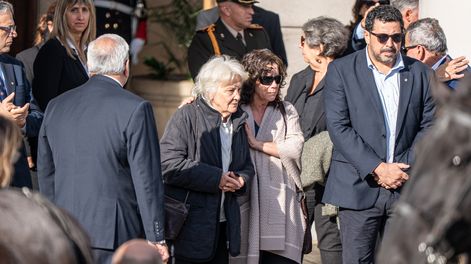 Lucía Topolansky y Alejandro Sánchez en el Parlamento, durante el cortejo fúnebre de José Mujica