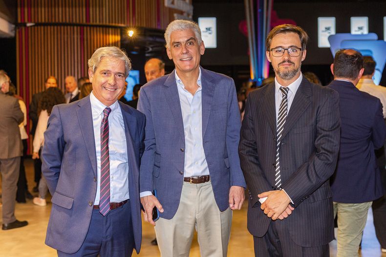 El director general de Secretaría del Ministerio de Educación y Cultura Pablo Landoni con el diputado Rodrigo Goñi y Marcos Algorta, coordinador general de ANII