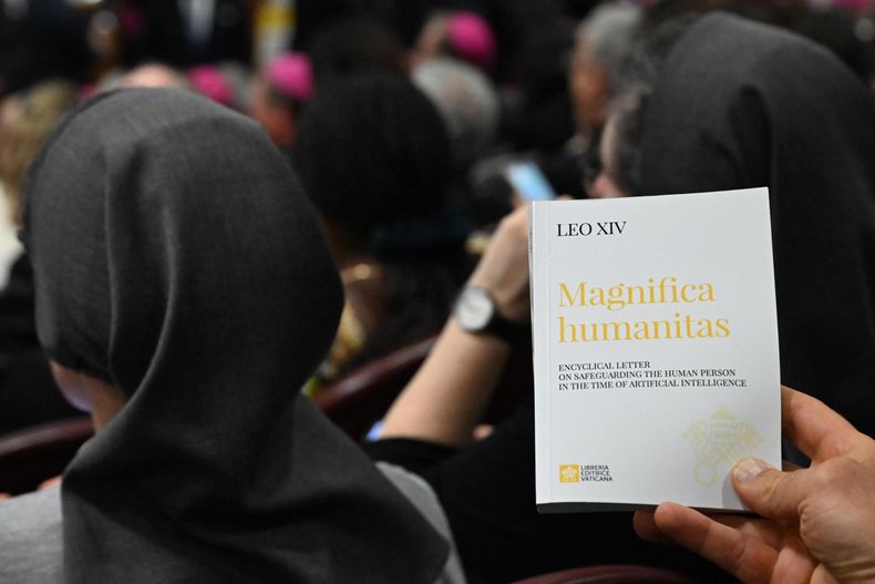Una persona sostiene un ejemplar de la primera encíclica del Papa León XIV, Magnifica humanitas, durante su presentación en la Ciudad del Vaticano, el 25 de mayo de 2026.