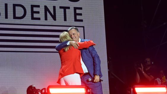 Yamandú Orsi y Carolina Cosse durante el discurso tras conocerse el triunfo del Frente Amplio en el balotaje Yamandú Orsi y Carolina Cosse durante el discurso tras conocerse el triunfo del Frente Amplio en el balotaje