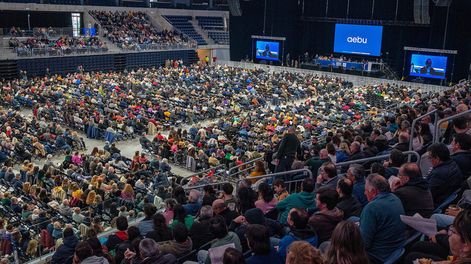 La asamblea de AEBU en el Antel Arena que aprobó la fórmula de rescate de la CJPB. Foto: Ricardo Antúnez / adhocFOTOS