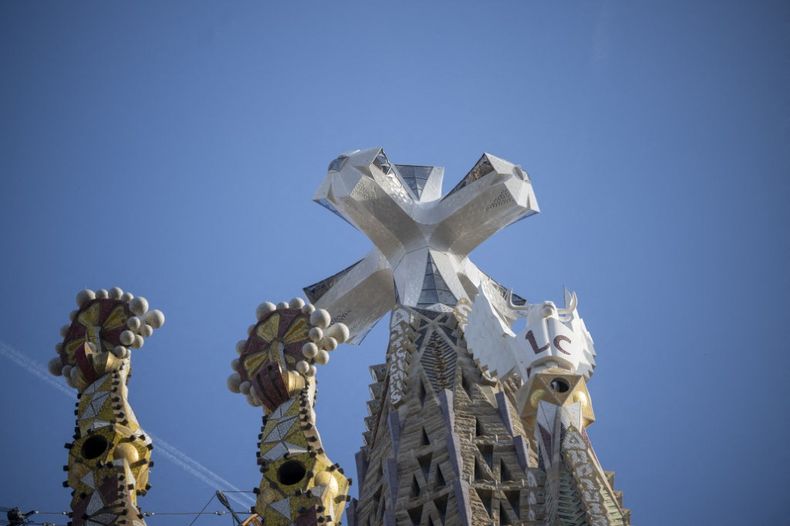 La torre de Jesucristo está coronada con inmensa cruz blanca de cuatro brazos (para que se mire desde donde se mire se vea una cruz en dos dimensiones), de 17 metros de altura, con ventanas de cristal y focos de iluminación en su interior.
