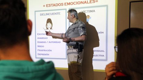 imagen de Abrazos, llantos, cuerpos al piso y “energúmenos” que no saben disparar: la Policía da talleres sobre cómo reaccionar en un asalto