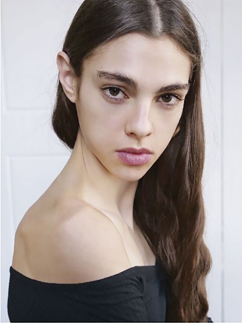 En paralelo al secundario, y mientras aún corría cross country en Inglaterra, Julia trabajó como modelo para la agencia internacional Elite Model Management.