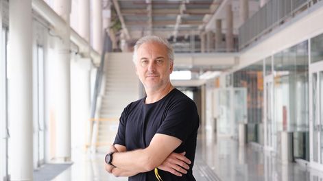 Juan Chacón durante la entrevista con Búsqueda